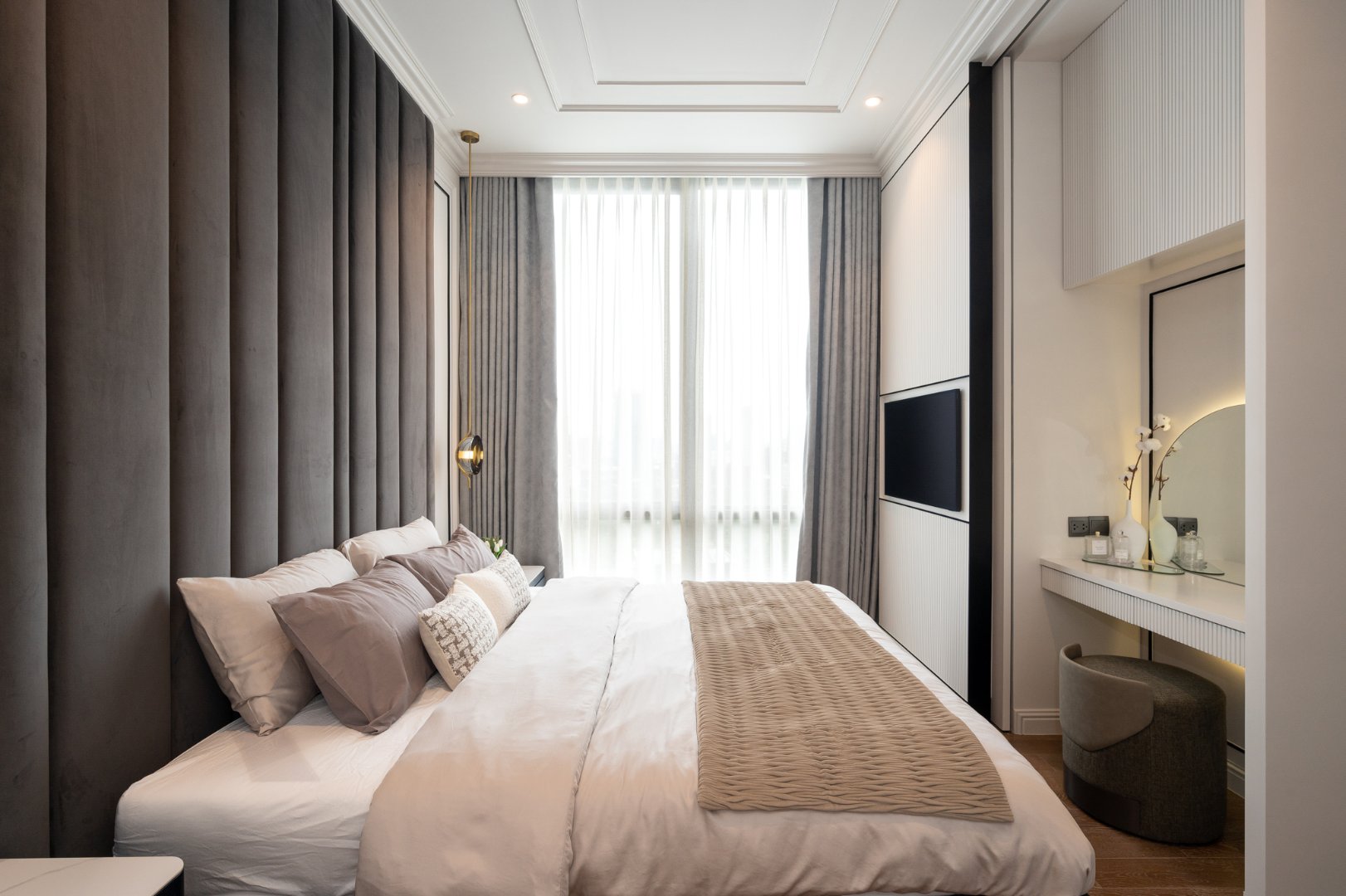 MUNIQ-Langsuan-3 Bedroom-Living-Room-3.jpg