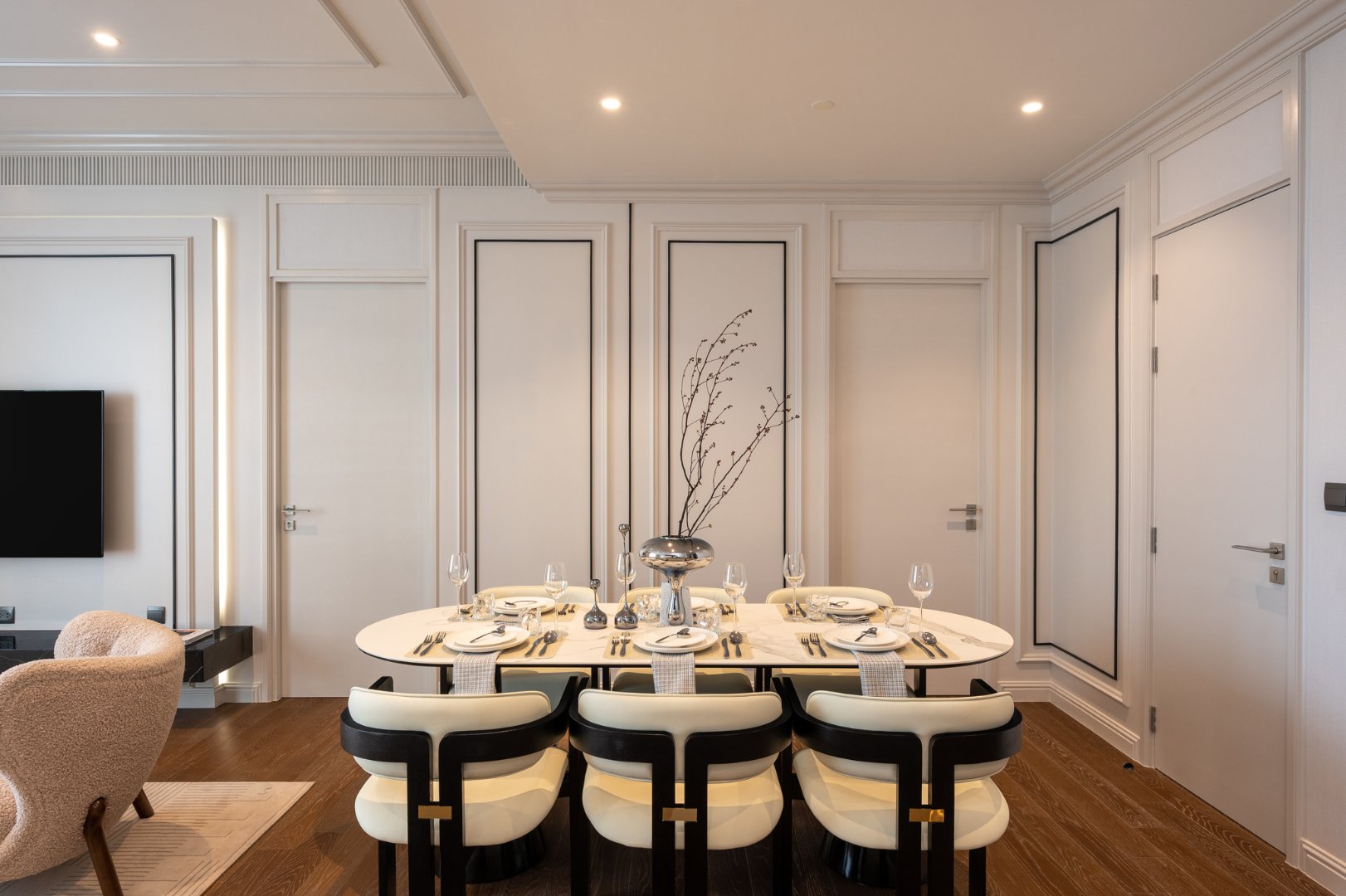 MUNIQ-Langsuan-3 Bedroom-Living-Room-4.jpg