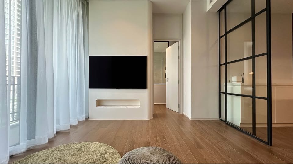 MUNIQ-Langsuan-CR00180-Hero-Picture-5.jpg