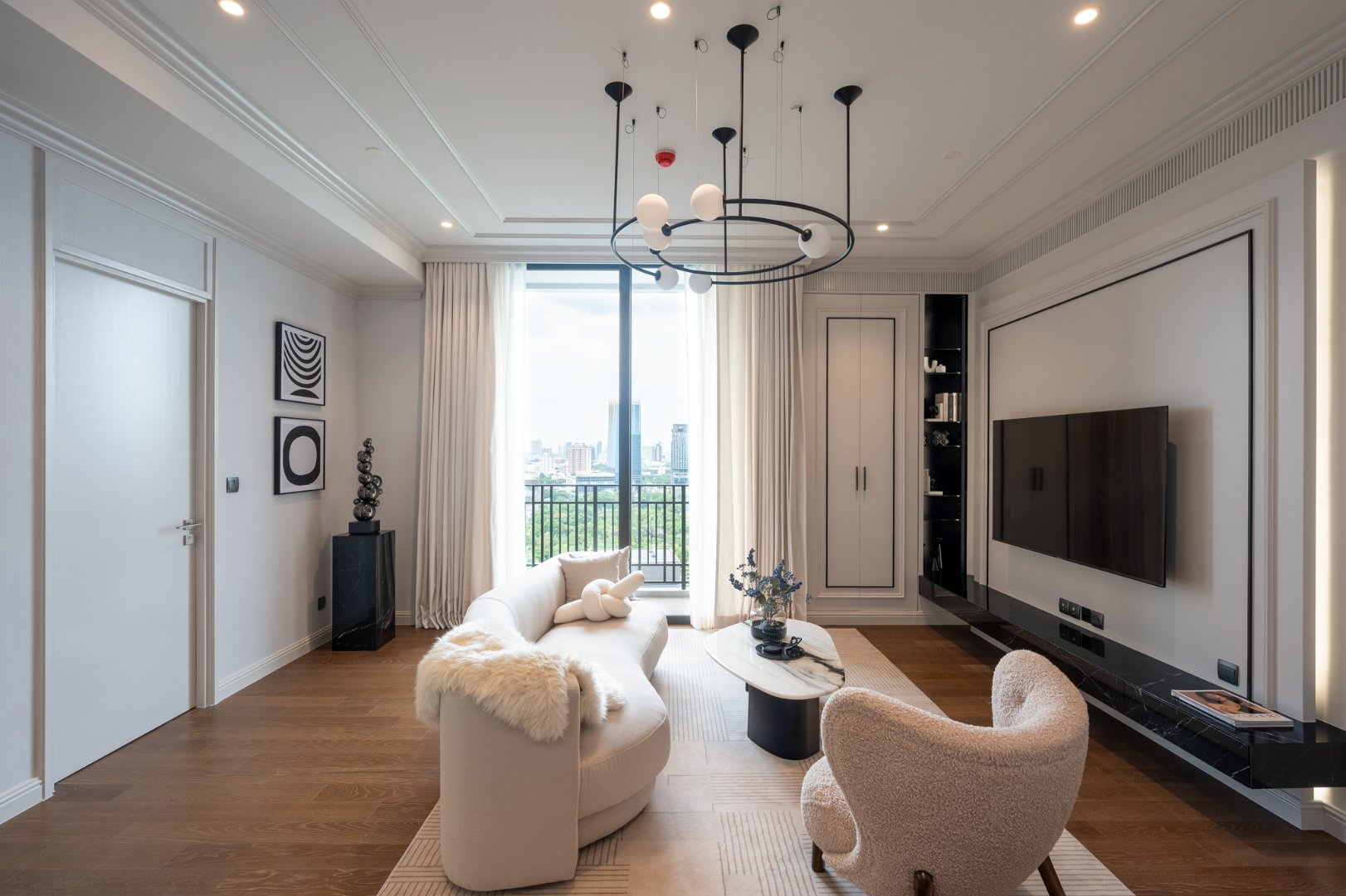 MUNIQ-Langsuan-3 Bedroom-Living-Room-2.jpg