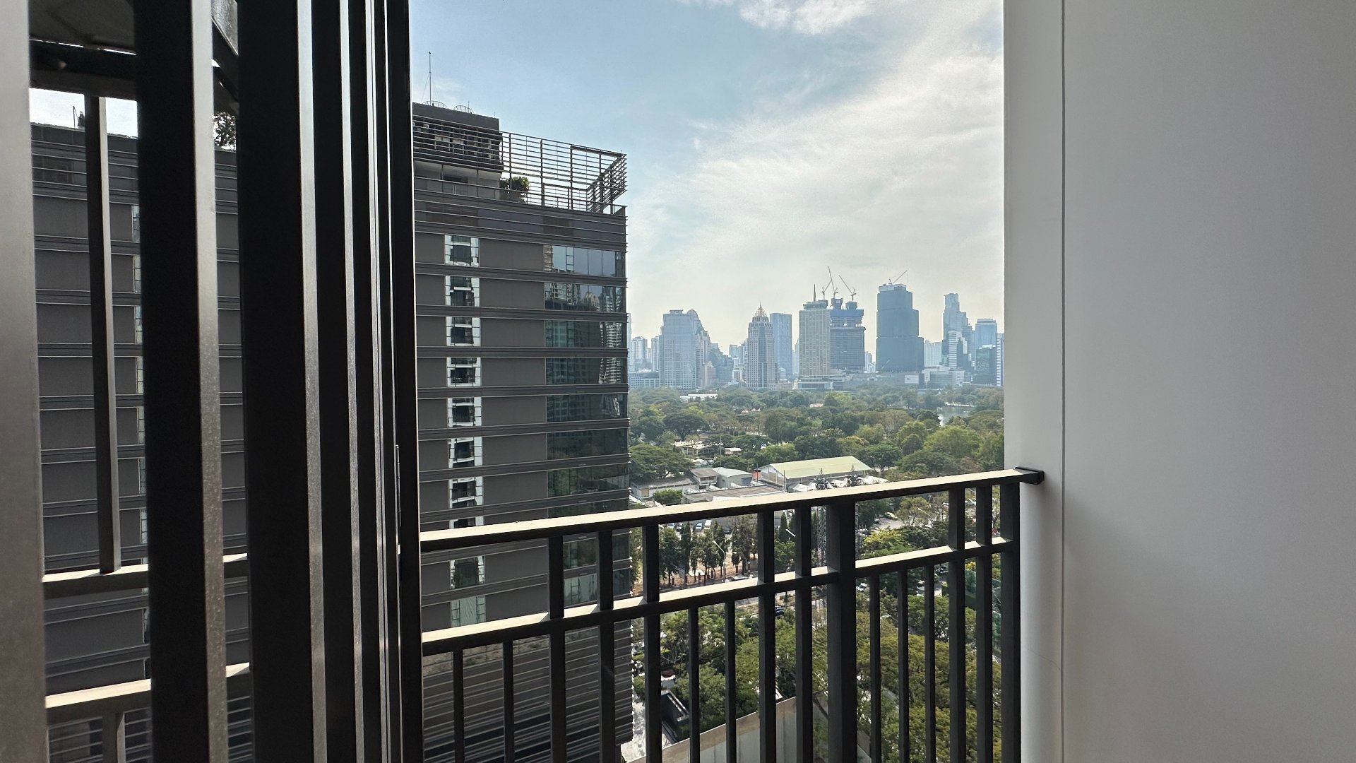 CR00050-Muniq-Langsuan-Hero-3.jpg