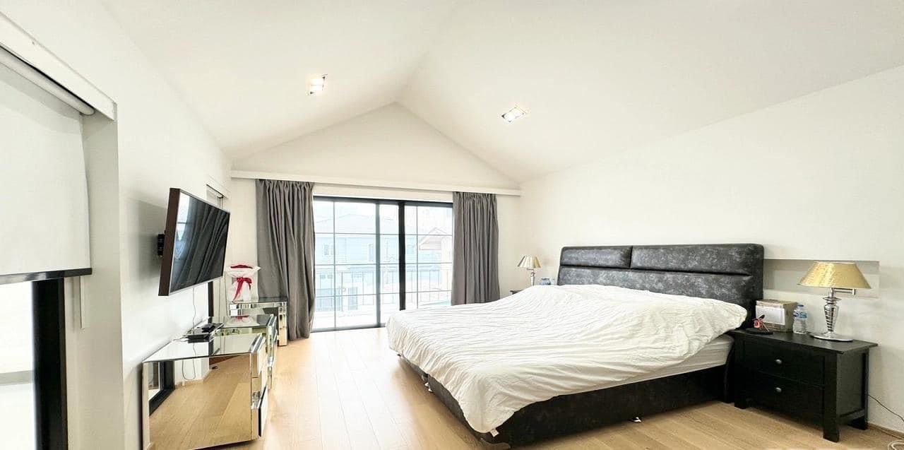 WongvianYai-Villa-Hero-Image-15.jpeg