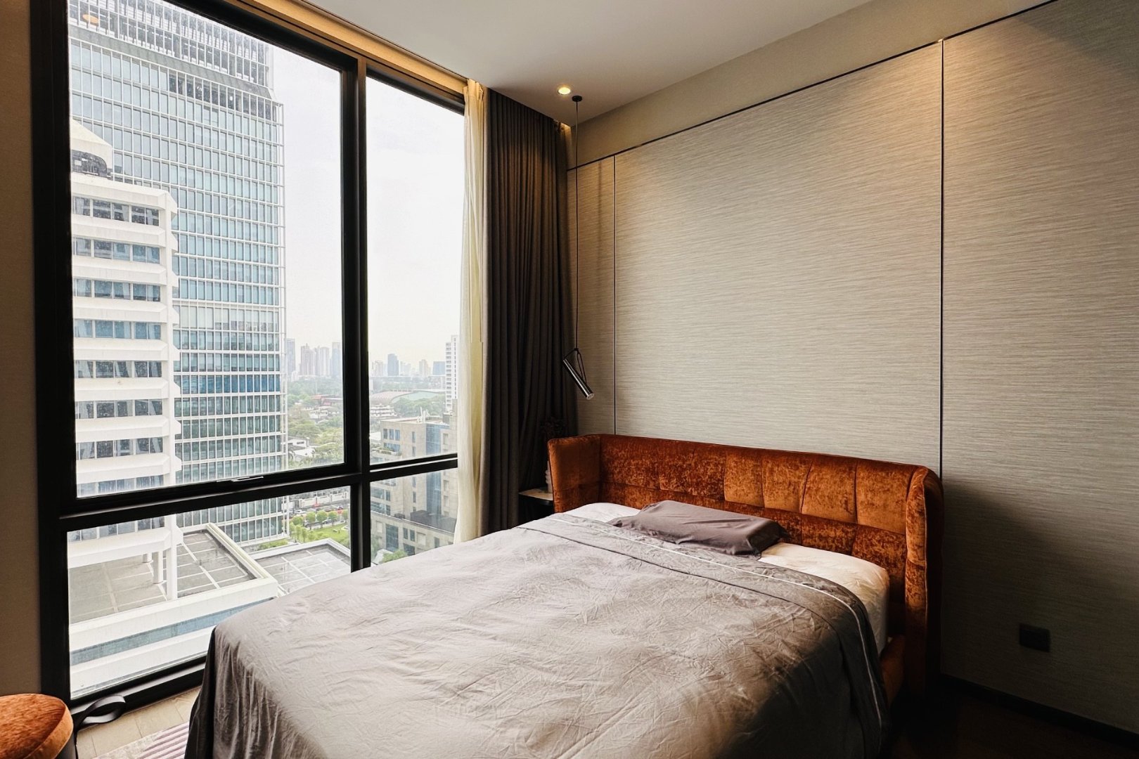 muniq-langsuan-2-bedrooms-furnished-middle-floor-4.jpg
